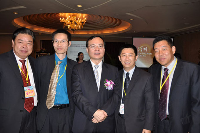 EUBO优宝总经理(右1)与深圳市副市长袁宝成(中)等合影留念