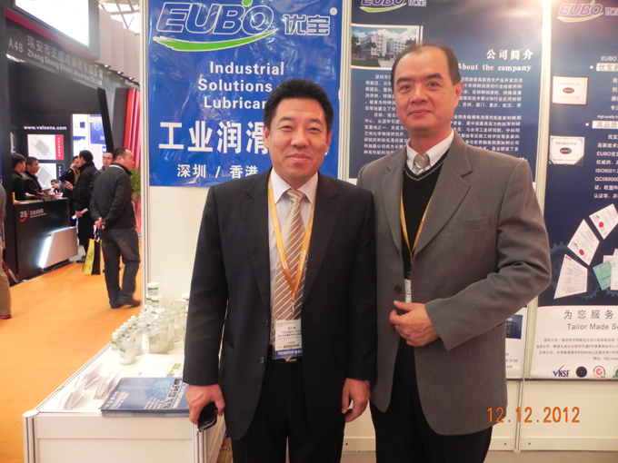 EUBO优宝岳总(左)与台湾公司吴总(右)在展位前合影留念