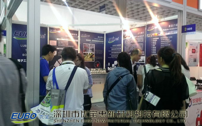 优宝惠展位前的咨询人员众多