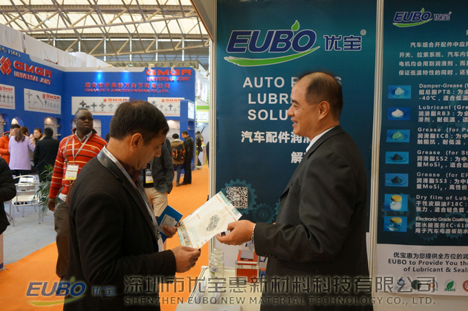 EUBO优宝参展人员为客户讲解资料