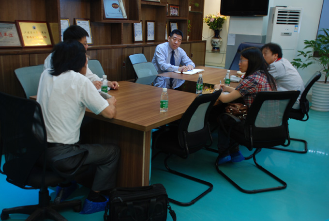 会议现场，日本代表聆听我司介绍