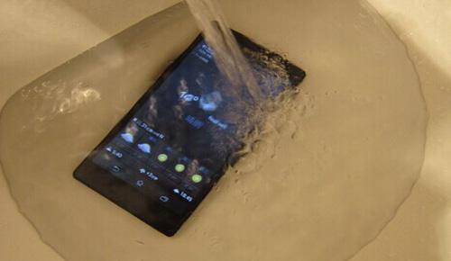  纳米防水涂层可防止液体进入或侵蚀手机